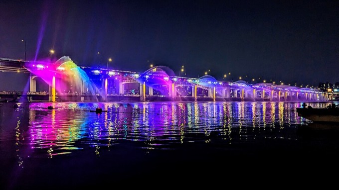Banpo Bridge Moonlight Rainbow Fountain
